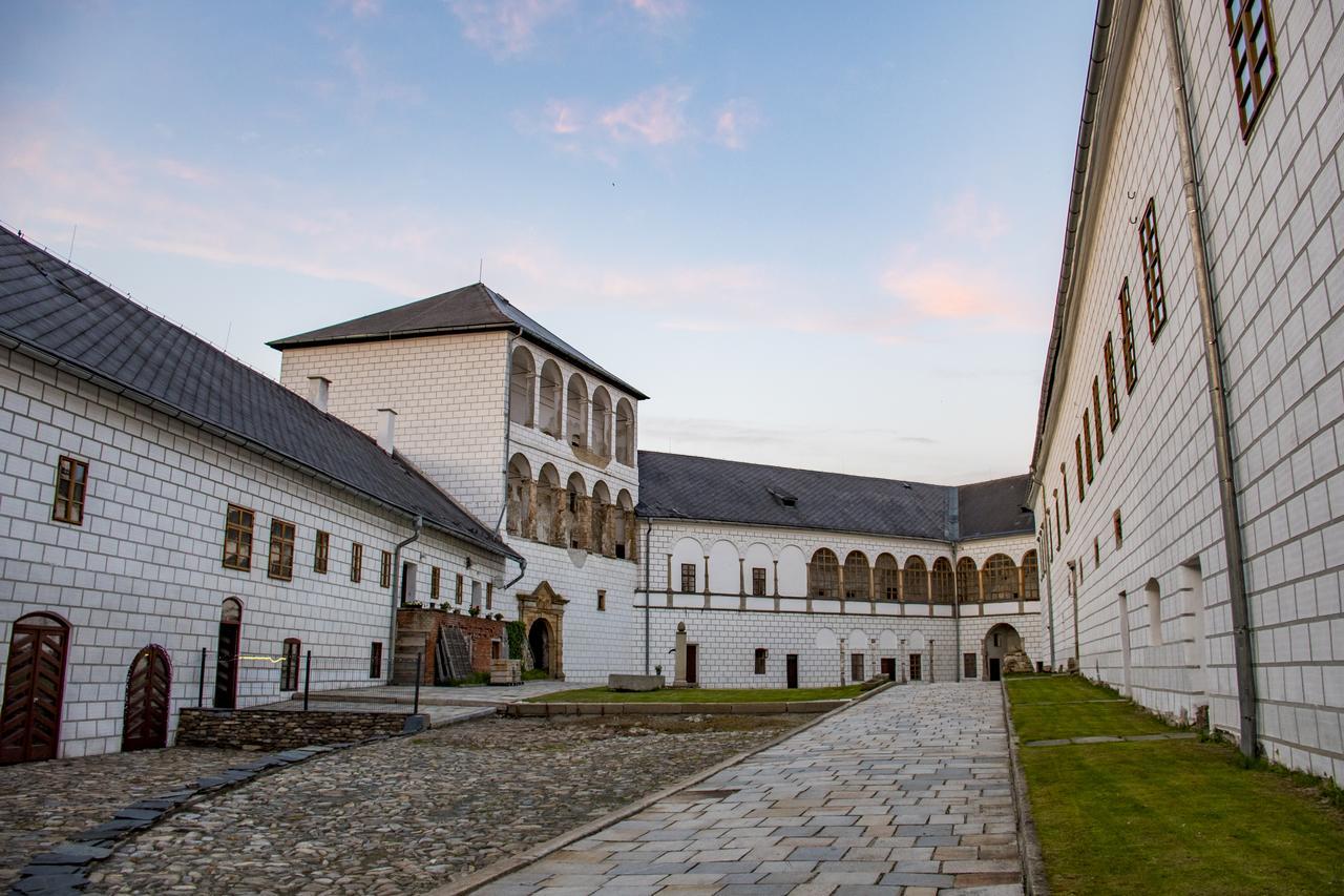 Zamek Kolstejn - Hotel Chateau Goldenstein Branná Exteriör bild